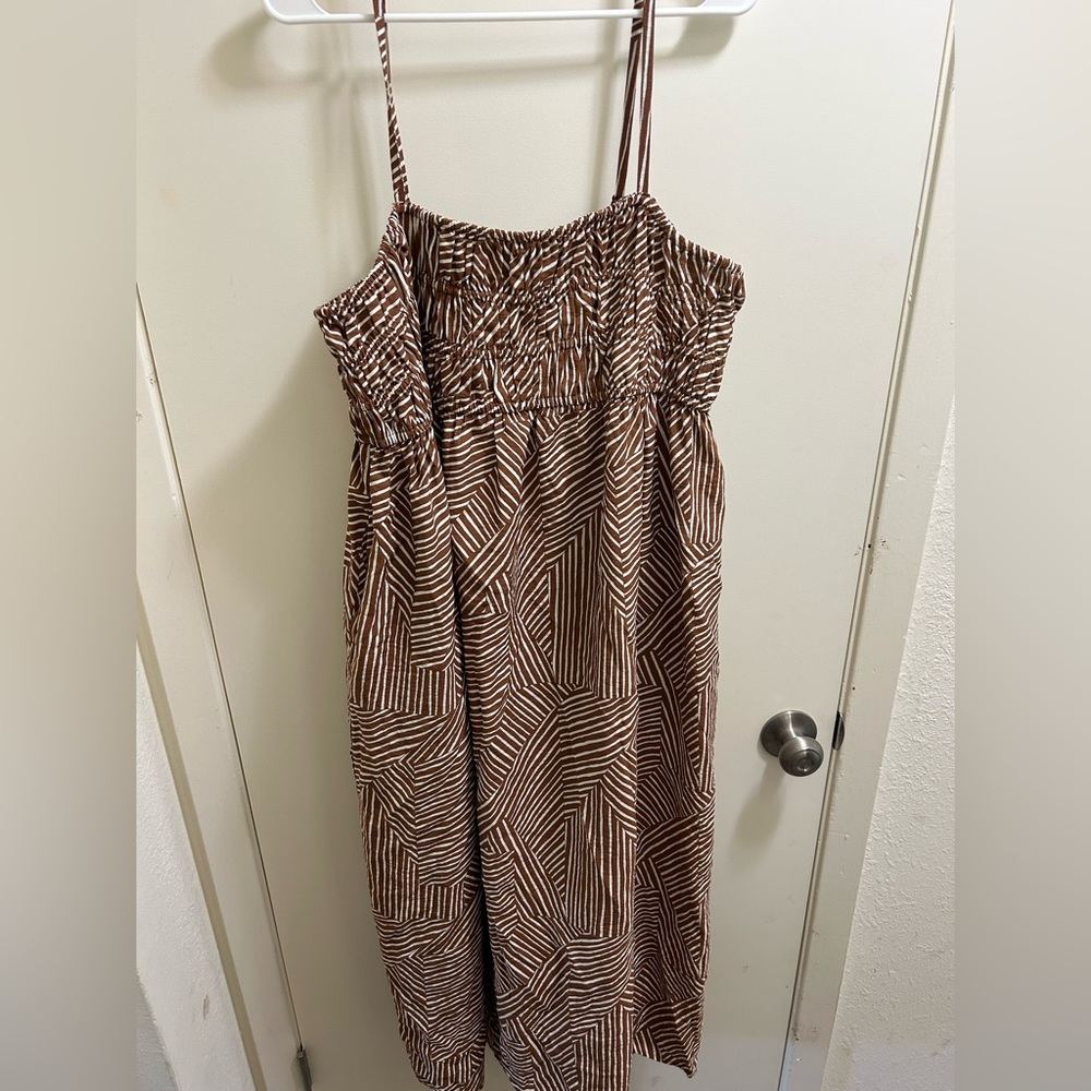 Midi dress with pockets! Worn once. True to size.